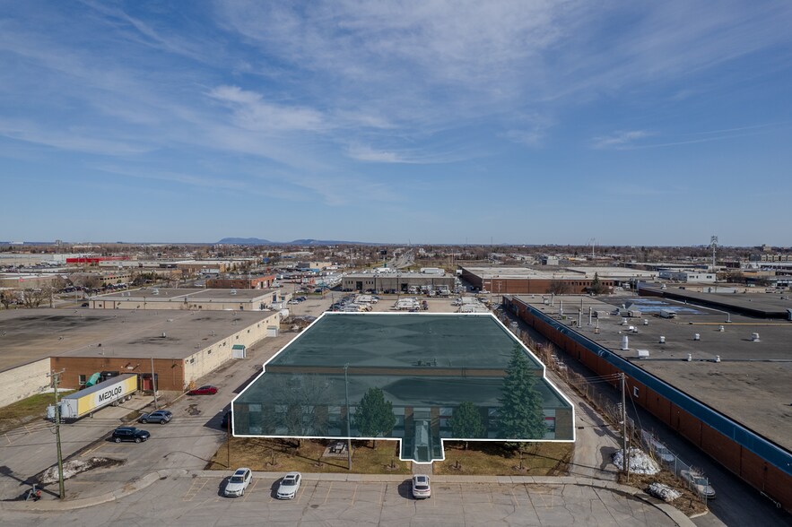 More Photos Of 8600 Pl Upton, Montréal Warehouse For Sale