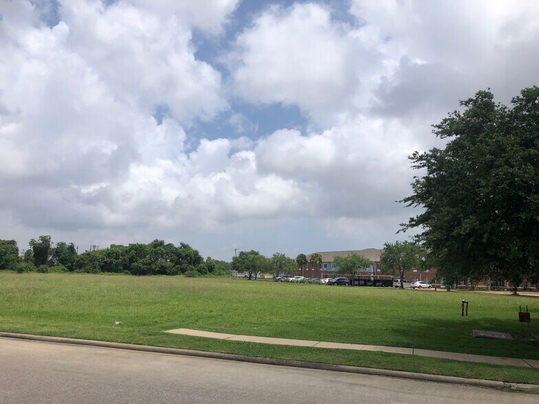 More Photos Of 600 Enterprise Ave, League City Land For Sale