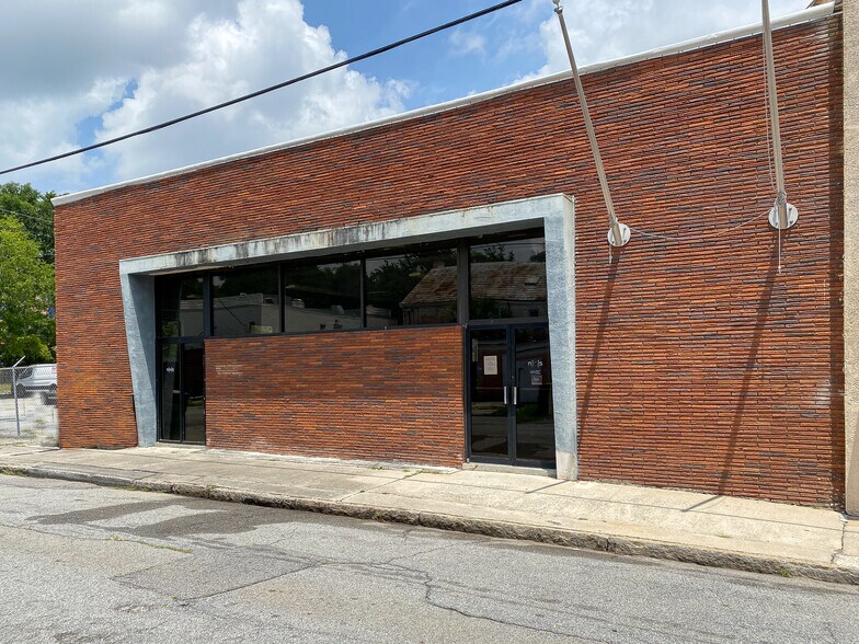 Primary Photo Of 120 E 42nd St, Savannah Bar For Lease