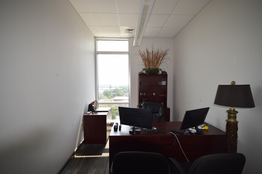 More Photos Of 5 Statehouse Plz, Little Rock Office For Sale