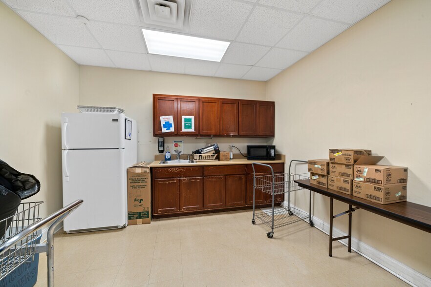 More Photos Of 60 Highway 22, Milledgeville Showroom For Sale