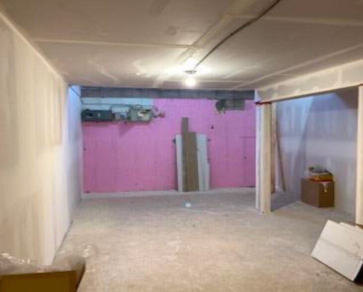 More Photos Of 406 13 St N, Lethbridge Storefront For Lease