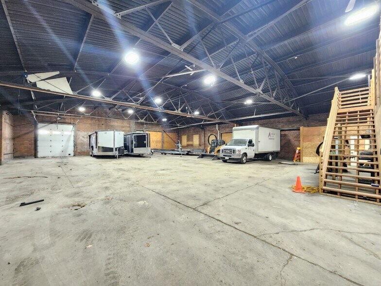 More Photos Of 702 S Delaware Ave, Mason City Light Manufacturing For Lease