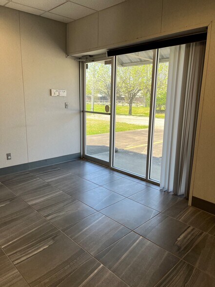 More Photos Of 2009 Hatfield Rd, Pearland Warehouse For Lease