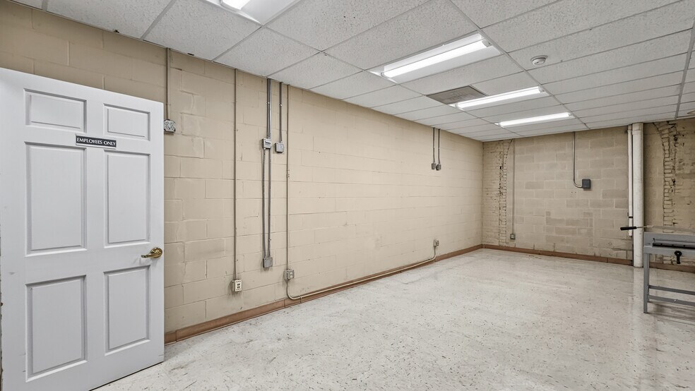 More Photos Of 112 N Jefferson St, Athens Bank For Lease