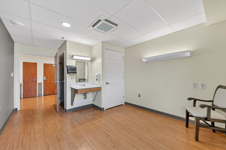 More Photos Of 106 Hospital Dr, Smithville Assisted Living For Sale