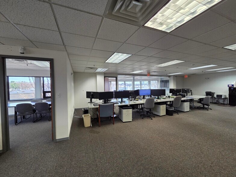 More Photos Of 18 Commerce Way, Woburn Office For Lease