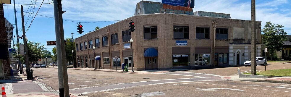 More Photos Of 305 W Market St, Greenwood Office Residential For Sale
