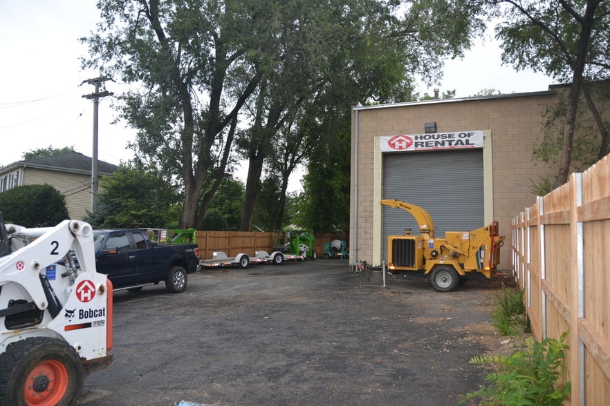 More Photos Of 318 N Milwaukee Ave, Wheeling Storefront For Lease