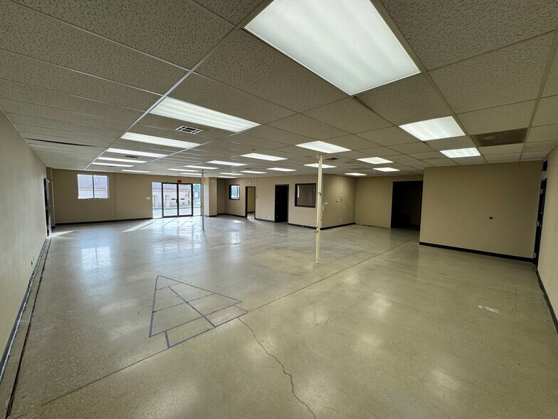 More Photos Of 4600 W St, Lincoln Showroom For Lease