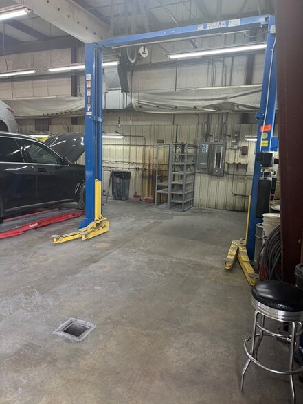 More Photos Of 100 Lafayette Ave, Laurel Auto Repair For Lease