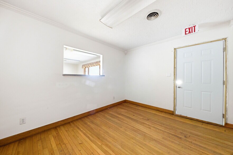 More Photos Of 803 E Broadway Blvd, Jefferson City Warehouse For Sale