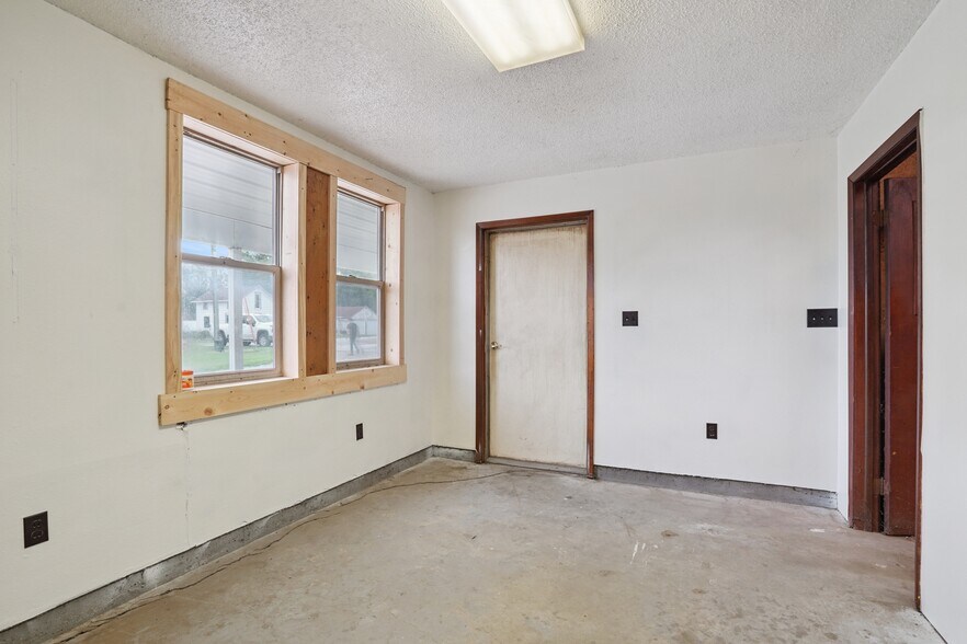 More Photos Of 206 Grant st, Zearing Industrial For Sale