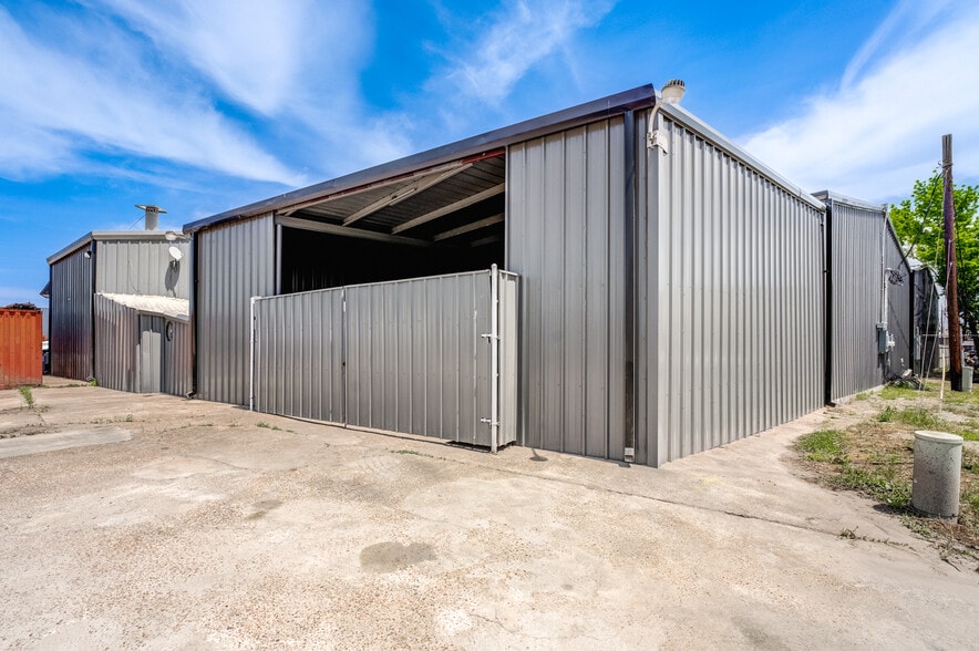More Photos Of 10215 Papalote St, Houston Showroom For Lease