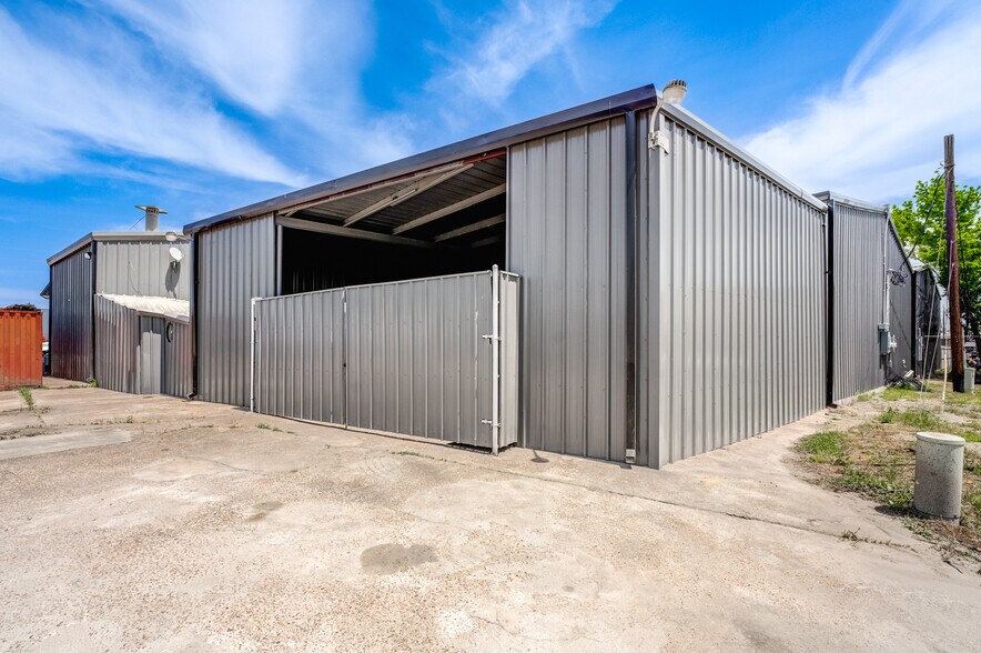 More Photos Of 10215 Papalote St, Houston Showroom For Sale