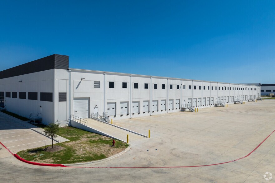 More Photos Of 194 Commerce Center Dr, Buda Unknown For Lease