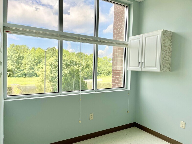 More Photos Of 2315 W Arbors Dr, Charlotte Medical For Lease