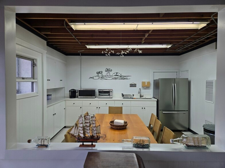 More Photos Of 1922 Placentia Ave, Costa Mesa Light Manufacturing For Lease