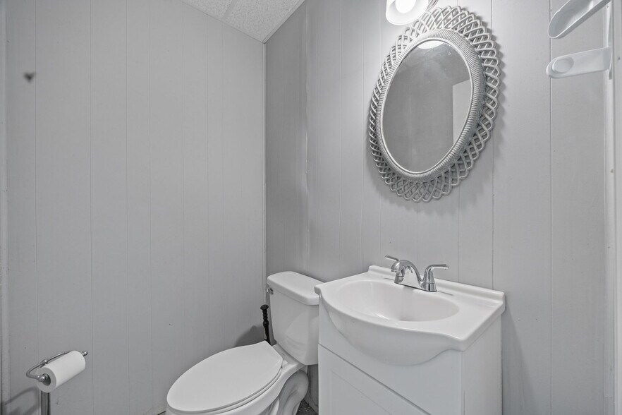 More Photos Of 215 Burlington Ave, Gibsonville Flex For Sale