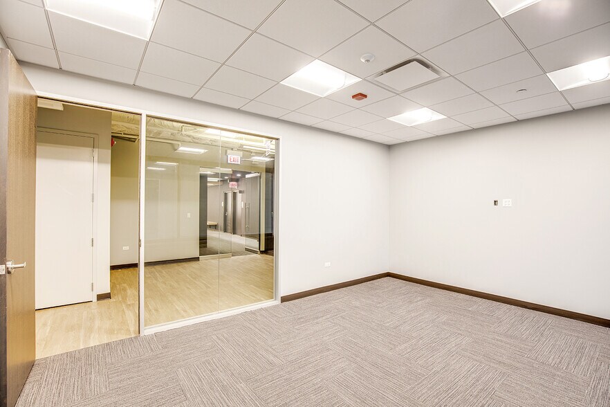 More Photos Of 55 W Wacker Dr, Chicago Office For Sale