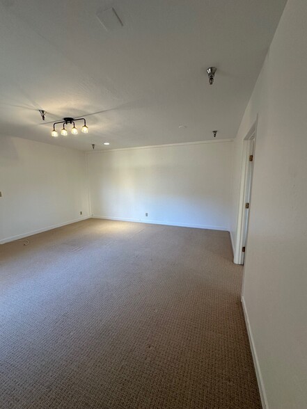 More Photos Of San Carlos St, Carmel Storefront For Lease