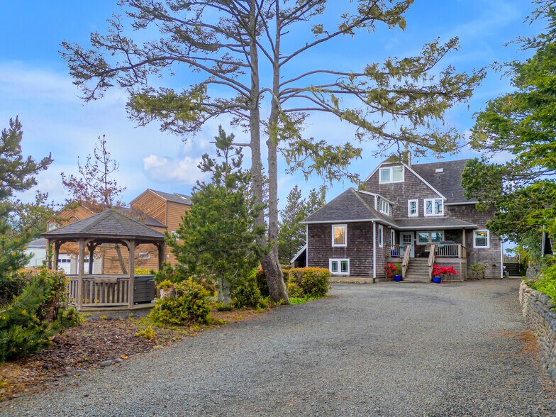 More Photos Of 1021 Promenade, Seaside Specialty For Sale