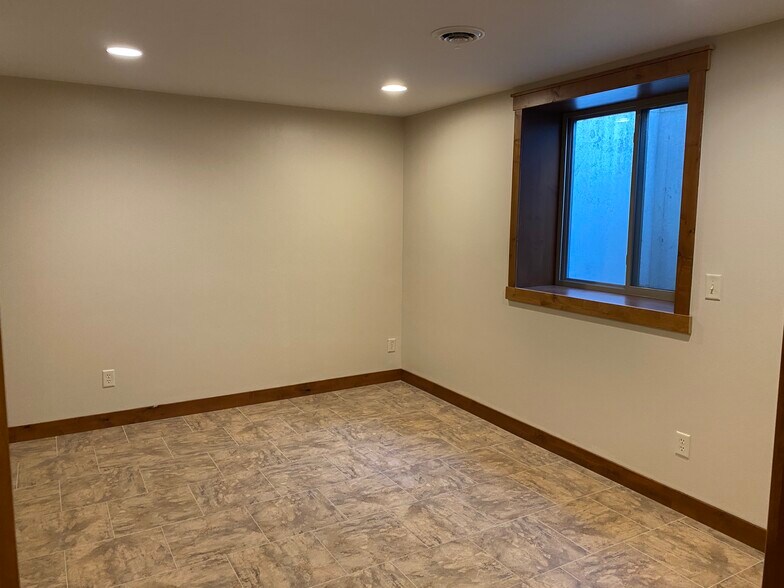 More Photos Of 803 Fairfax St, Altoona Office For Lease