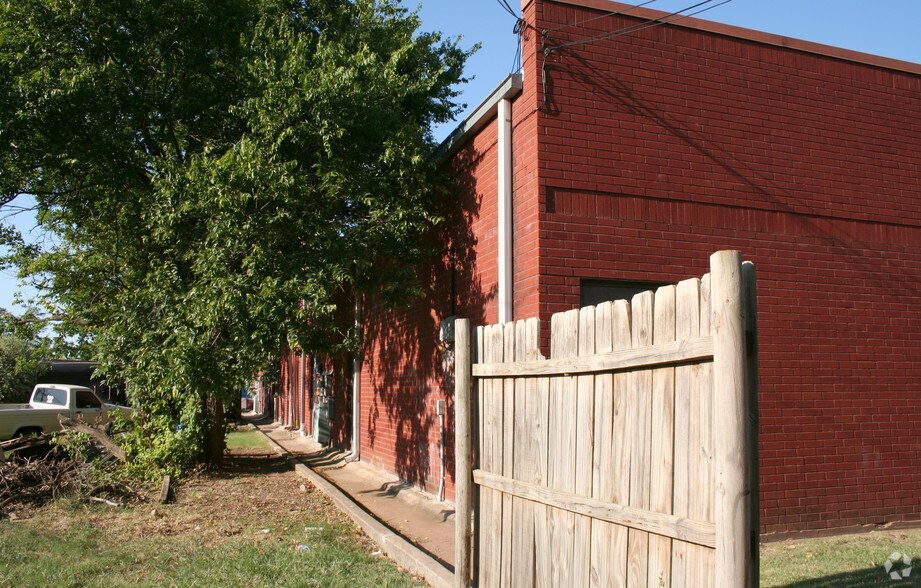 More Photos Of 300-328 N Broadway St, Moore Storefront For Lease