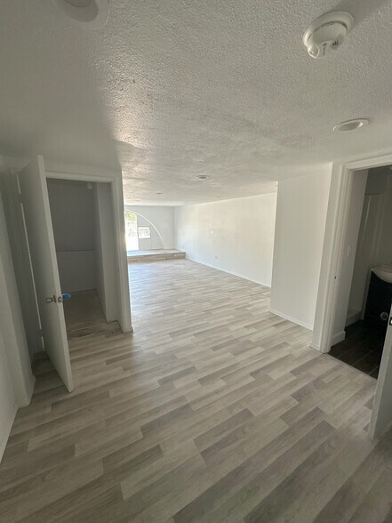 More Photos Of 1101-1119 S La Brea Ave, Los Angeles Freestanding For Lease