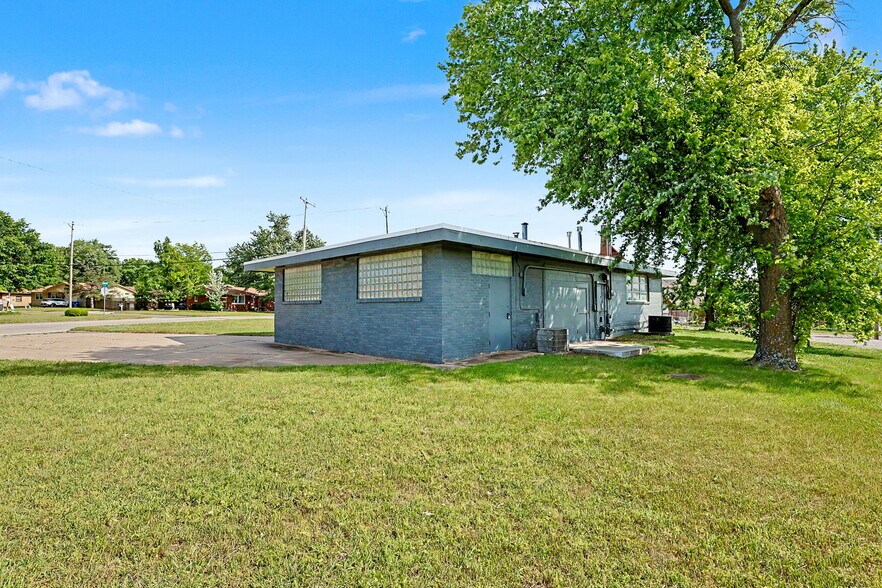 More Photos Of 1601 N State St, Augusta Office For Sale