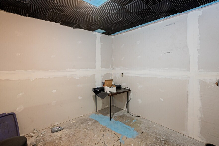 More Photos Of 220 Davenport Blvd, Davenport General Retail For Sale