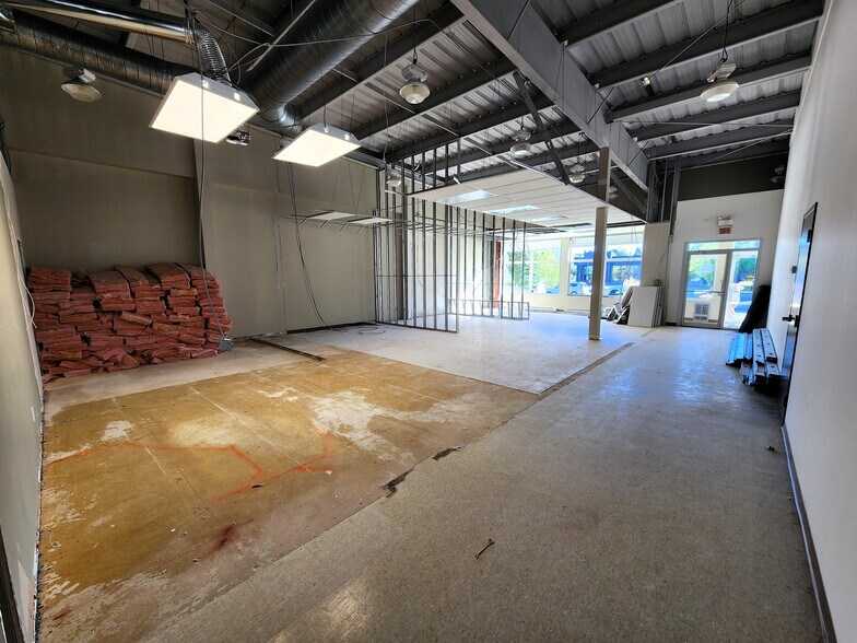 More Photos Of 16 Rue Saint-Paul O, Sainte-agathe-des-monts Healthcare For Lease