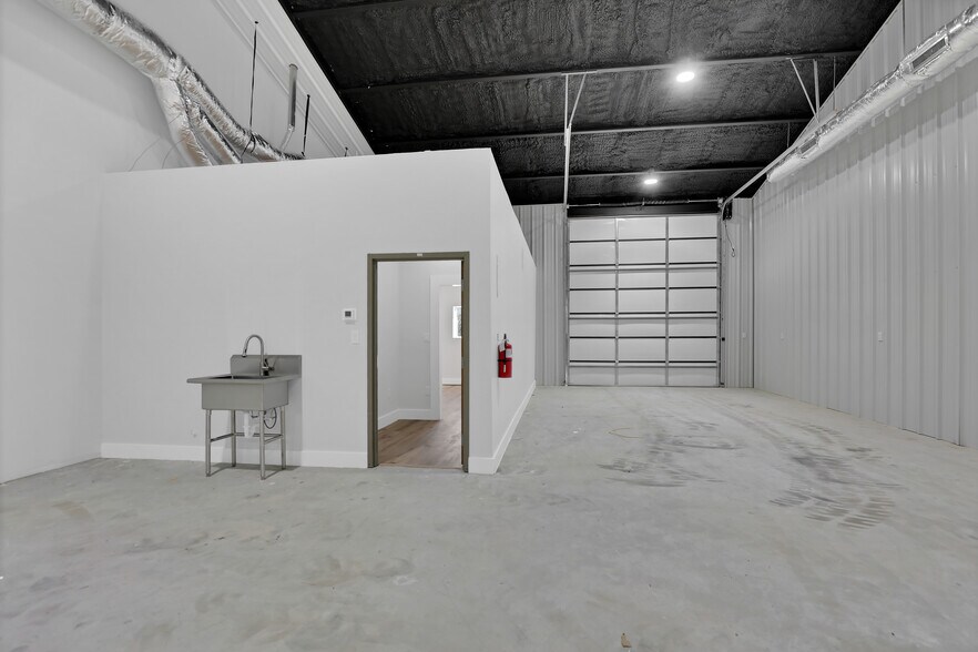 More Photos Of 14596 US Highway 75, Van Alstyne Flex For Lease