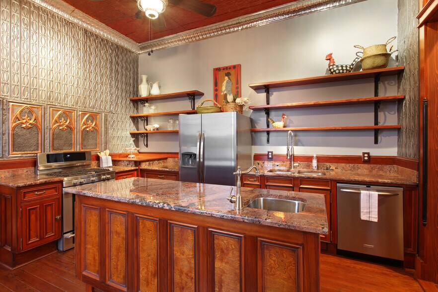 More Photos Of 8500 Oak St, New Orleans Storefront Retail Office For Lease