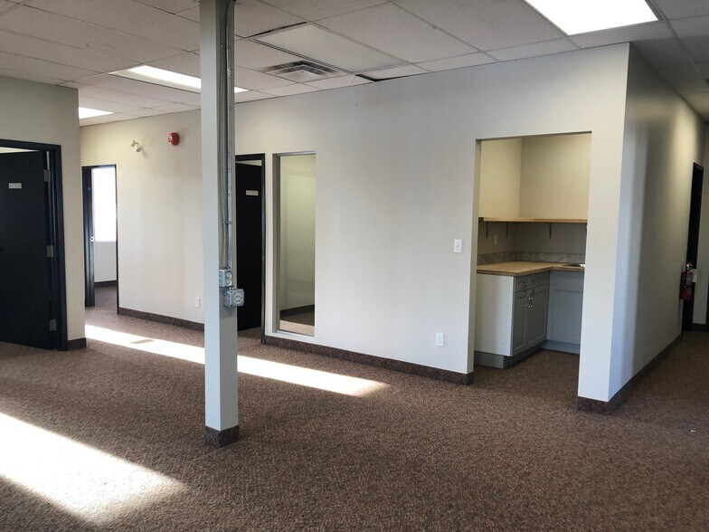 More Photos Of 2935-2947 19th St NE, Calgary Service For Lease