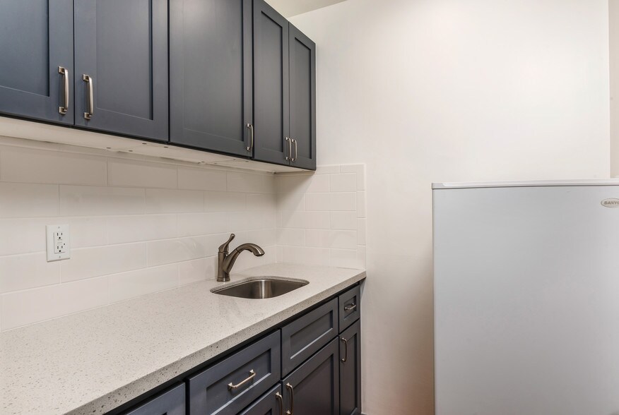 More Photos Of 1324-1332 N Avalon Blvd, Wilmington Office For Lease