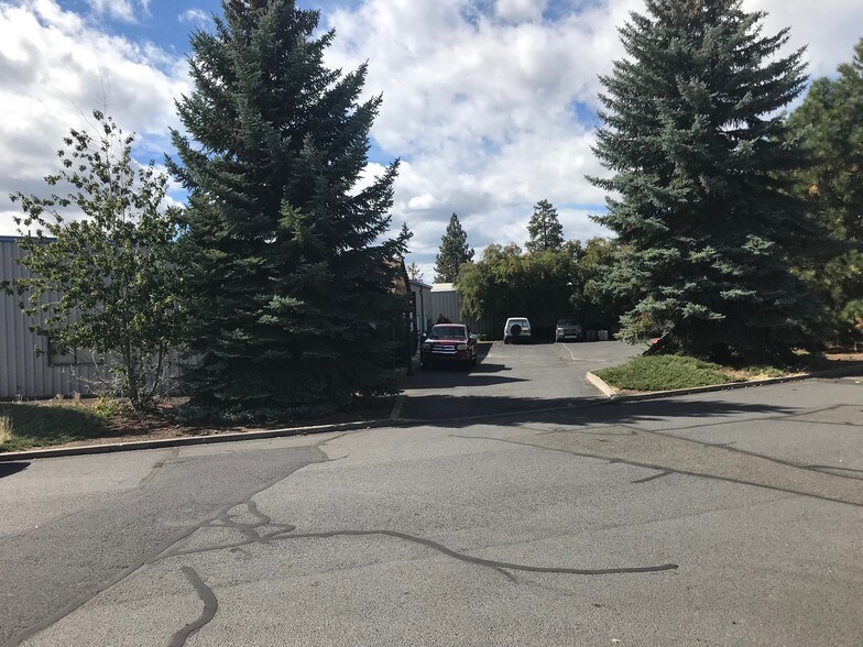 More Photos Of 45 SE Bridgeford Blvd, Bend Warehouse For Lease