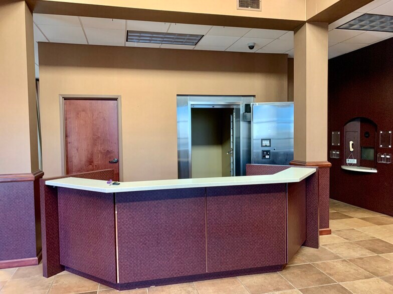 More Photos Of 139 Plaza Dr, Brandon Bank For Sale