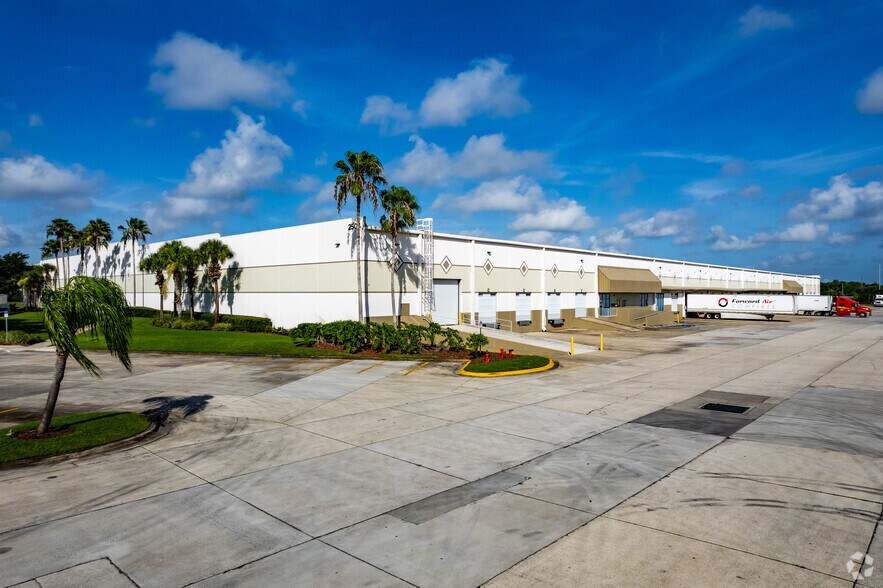 More Photos Of 2507 Investors Row, Orlando Distribution For Lease