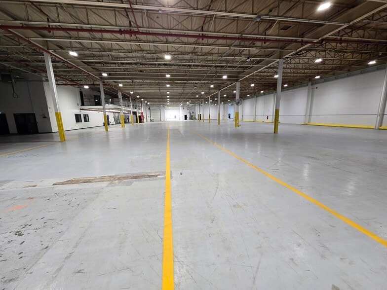 More Photos Of 2695 Av Dollard, Montréal Warehouse For Sale