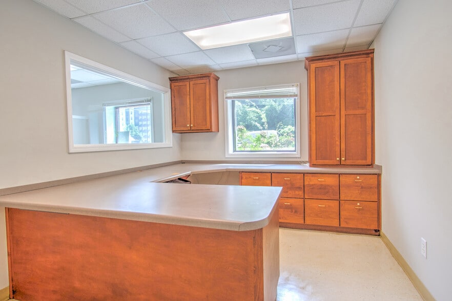 More Photos Of 651 W Broad St, Athens Medical For Lease
