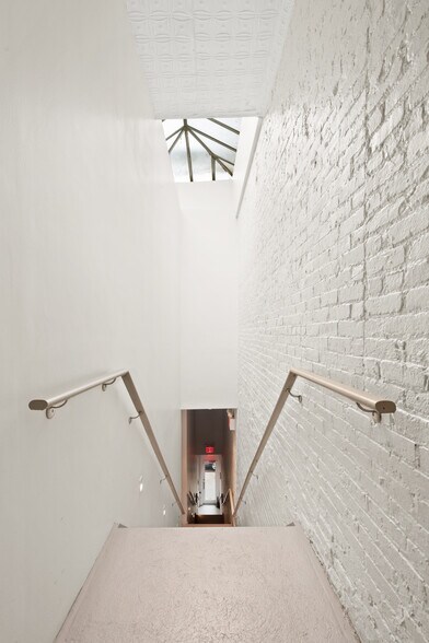 More Photos Of 109 W 17th St, New York Storefront Retail Office For Lease