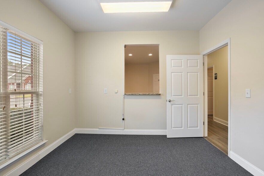 More Photos Of 200-204 River Park North Dr, Woodstock Medical For Sale