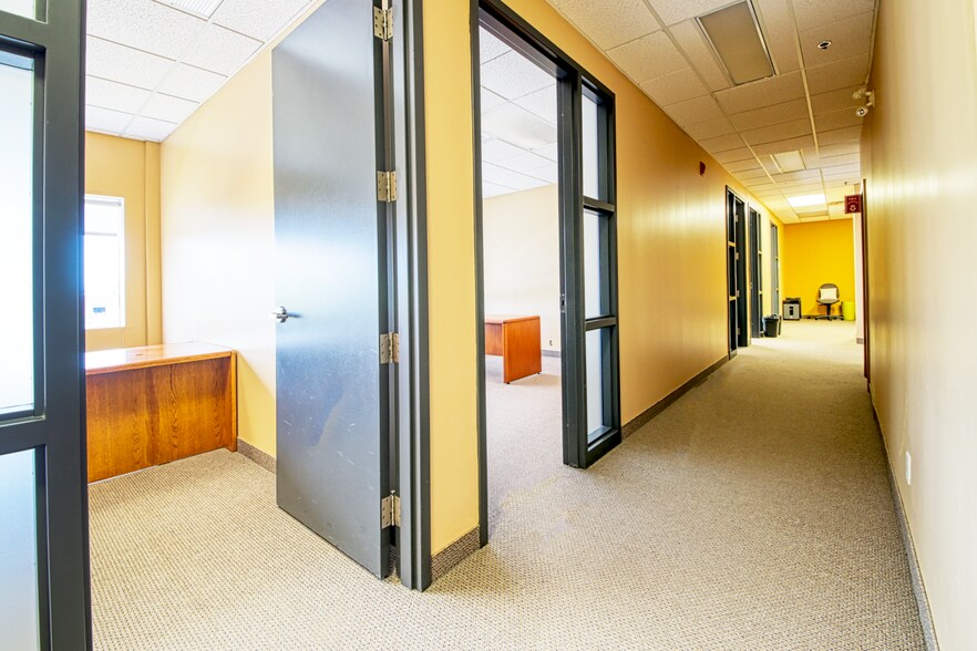 More Photos Of 610-650 Av Orly, Dorval Warehouse For Lease