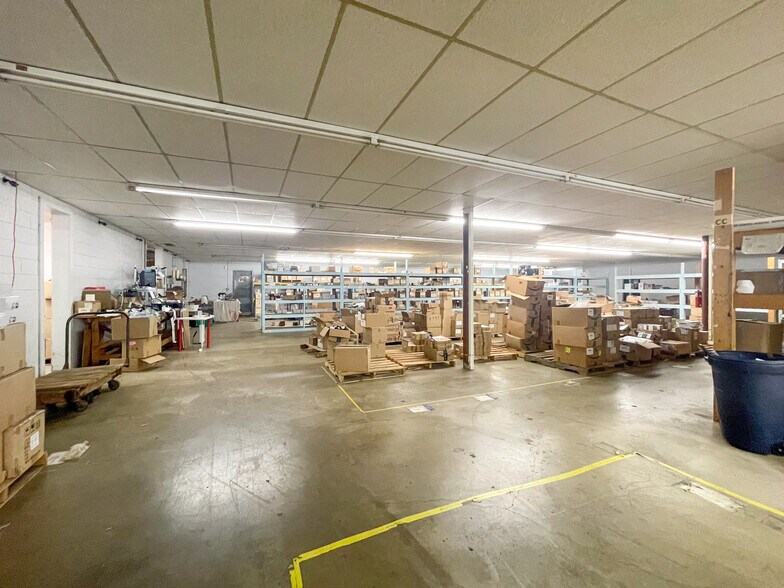 More Photos Of 2303 SE 14th St, Des Moines Warehouse For Lease
