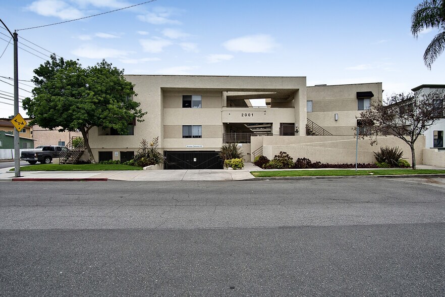More Photos Of 2001-2005 Grismer Ave, Burbank Apartments For Sale