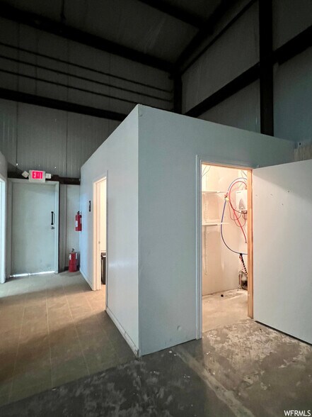 More Photos Of 540 Wright Brothers Dr, Naples Warehouse For Lease