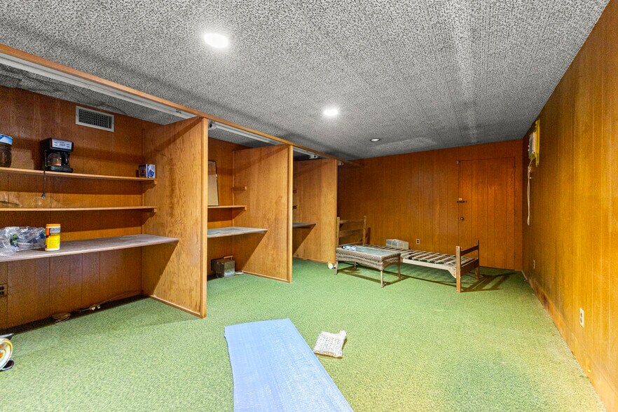 More Photos Of 12950 Lyndon Ave, Detroit Warehouse For Lease