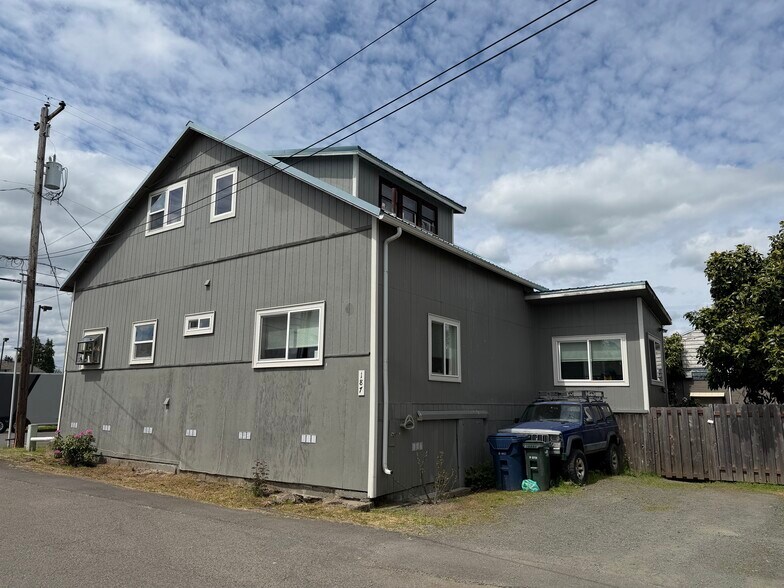 More Photos Of 187 W Oregon Ave, Creswell Flex For Sale