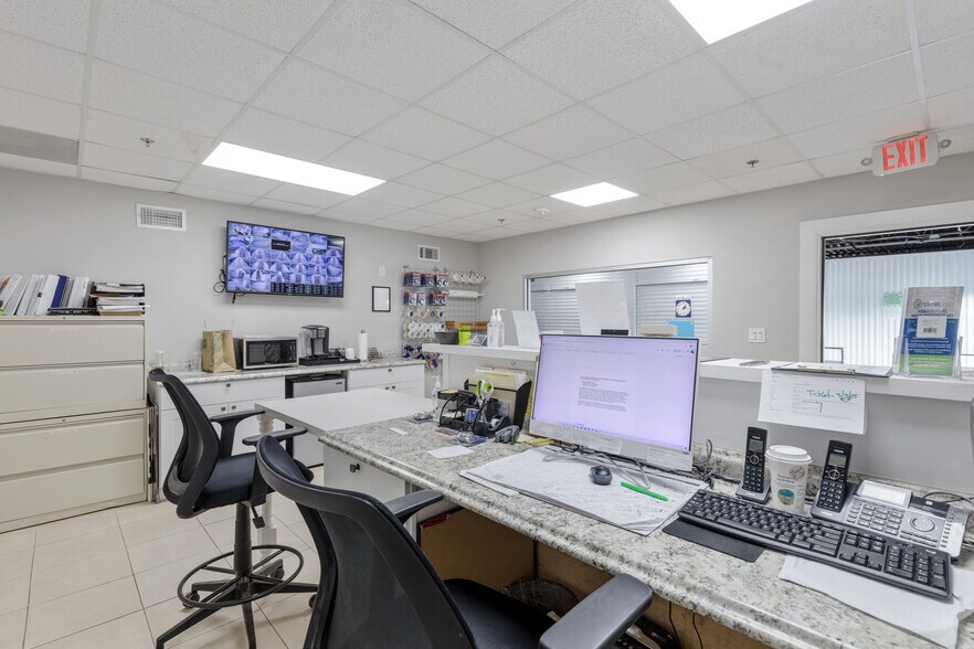 More Photos Of 301 Medic Ln, Alvin Self Storage For Sale